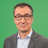 Ein Profilbild von Simone Fischer vor grünem Hintergrund